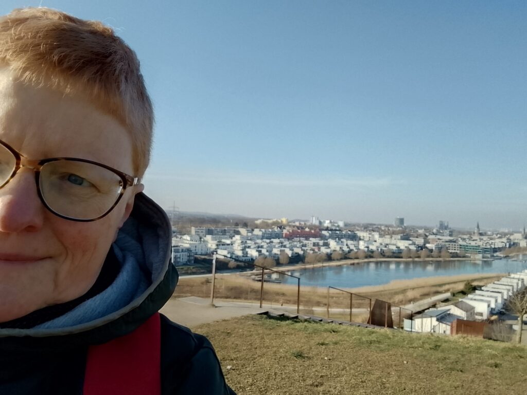 Selfie Gabi Raeggel, im Hintergrund ein Blick auf den Phoenixsee