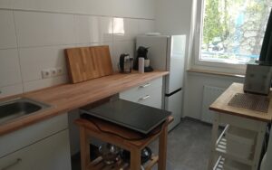 Küchenzeile mit herausgezogenem Kochplattenregal