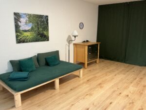 Grüner Futon, Kommode und grüner Vorhang