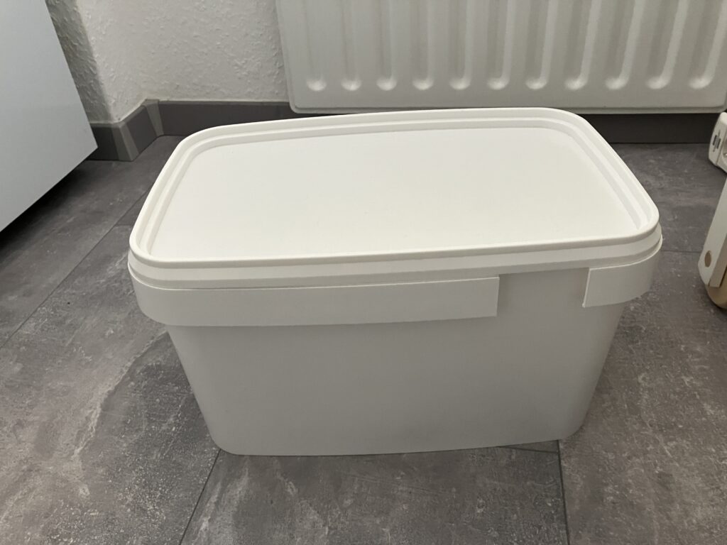 Weißer Lebensmitteleimer mit abgebrochener Lasche