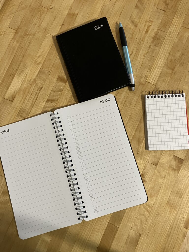 Taschenkalender und zwei Notizblöcke