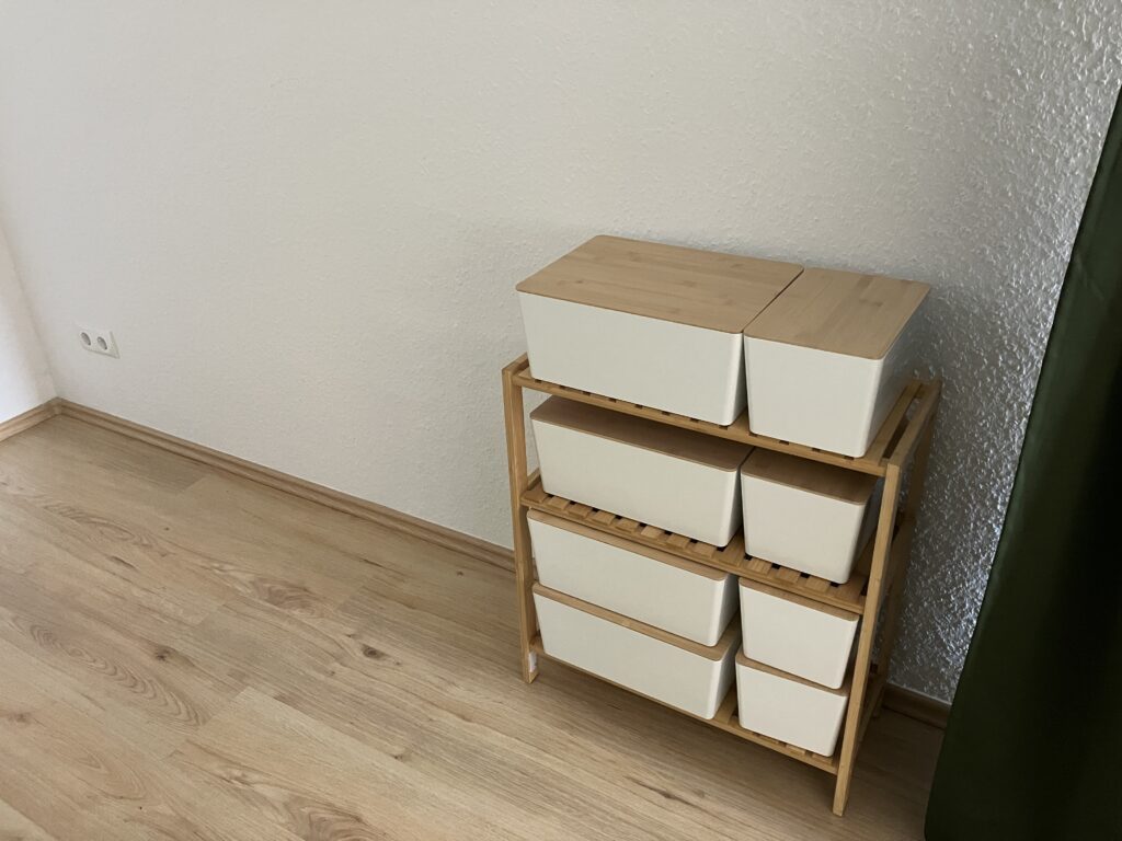 Regal mit Aufbewahrungsboxen