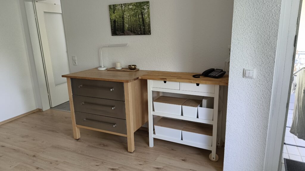 Küchenregal im Wohnzimmer